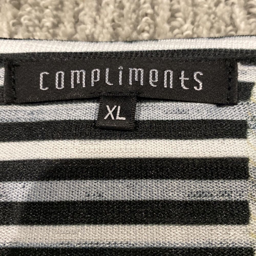 Compliments top  - Picture 2 of 3